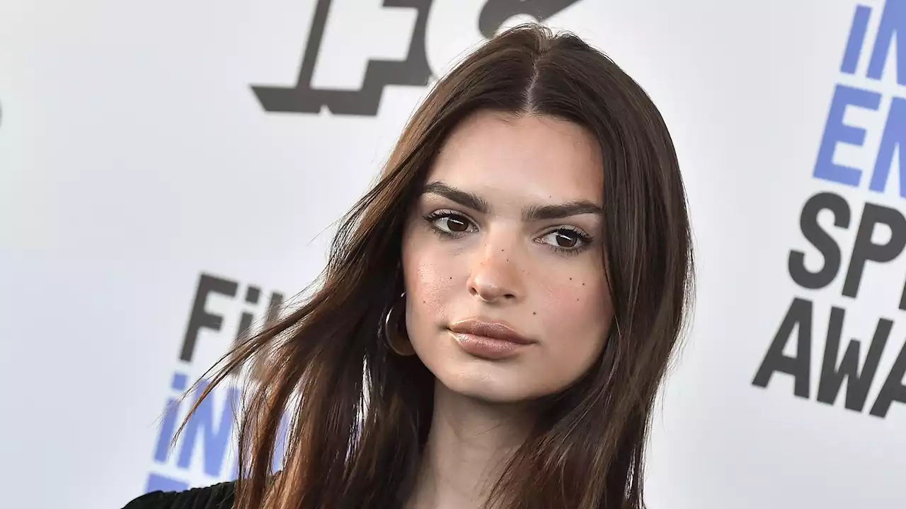 Emily Ratajkowski, plus sensuelle que jamais : elle se dévoile dans une robe (très) moulante - Grazia