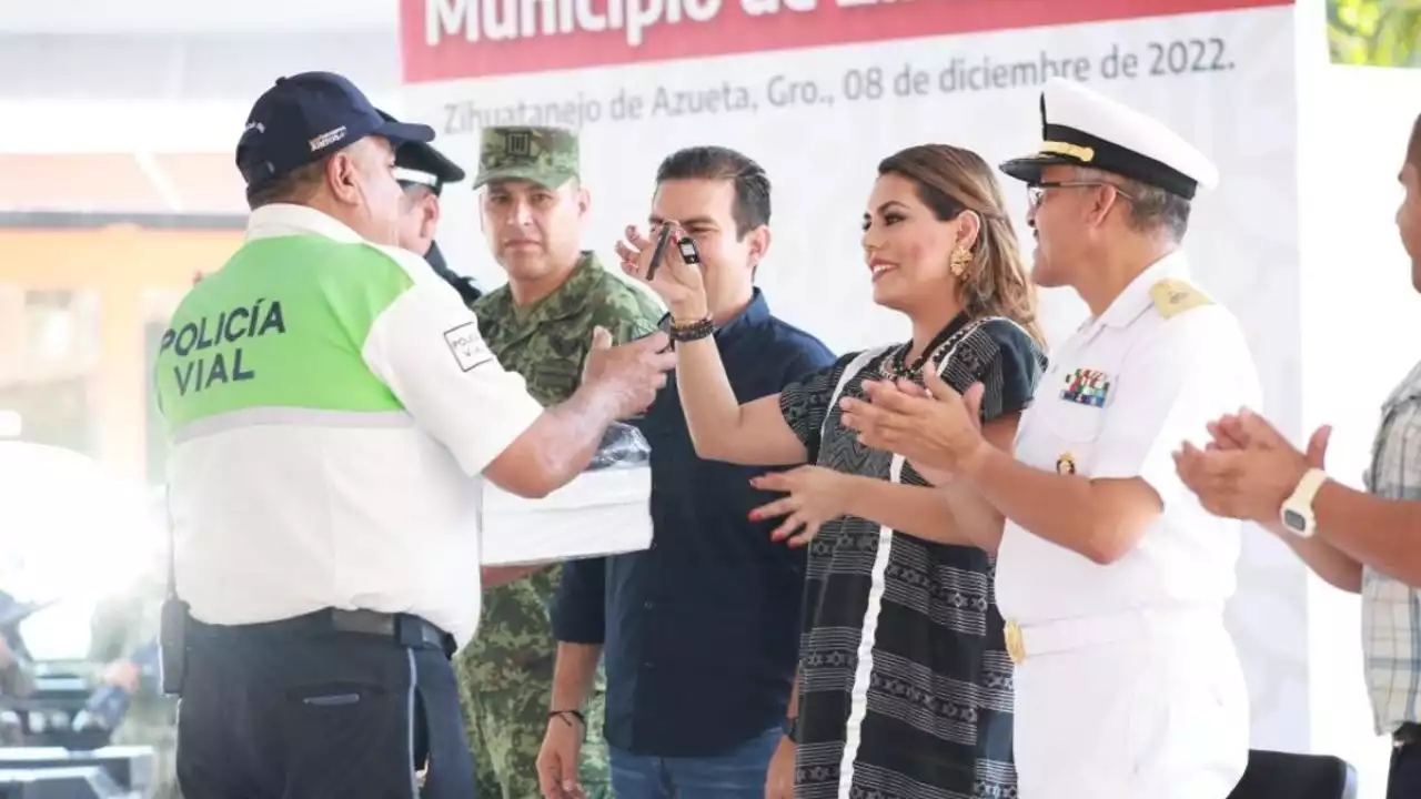 Evelyn Salgado entrega patrullas, equipo y uniformes a personal de Seguridad Pública de Zihuatanejo