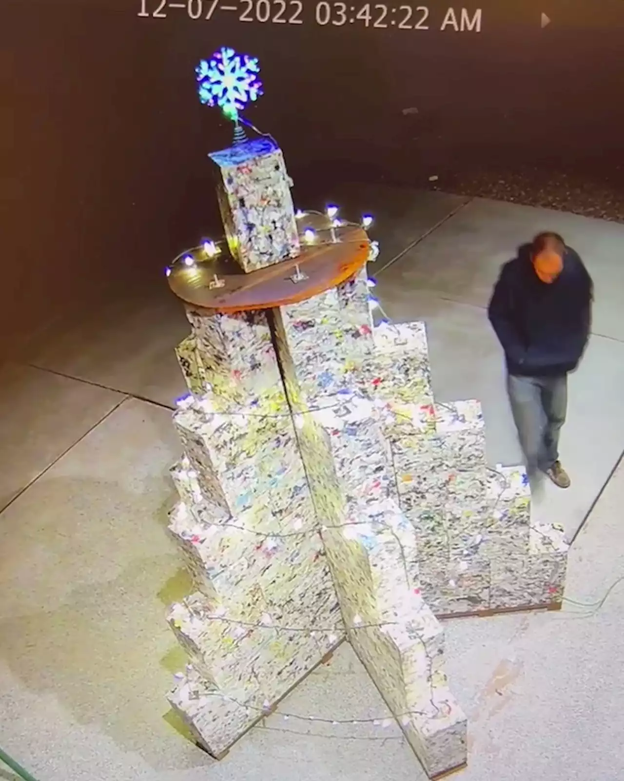 Thief steals star from atop Christmas tree