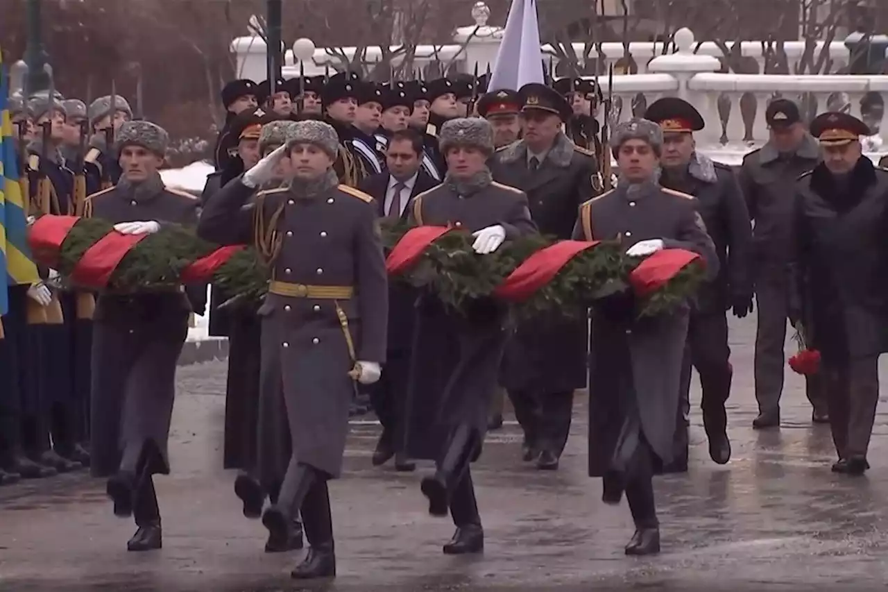 Главы Минобороны девяти стран возложили цветы к Могиле Неизвестного Солдата в Москве