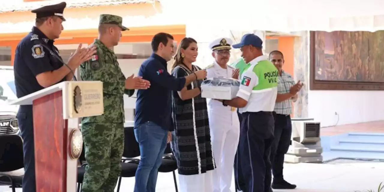 Evelyn Salgado entrega patrullas, equipo y uniformes a personal de seguridad de Zihuatanejo