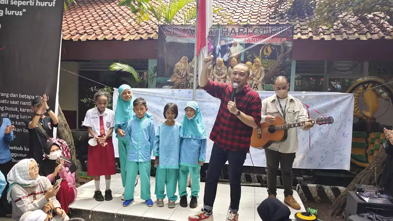 Beri Dukungan Sebelum Digusur, Giring PSI Datangi SDN Pondok Cina 1 Depok