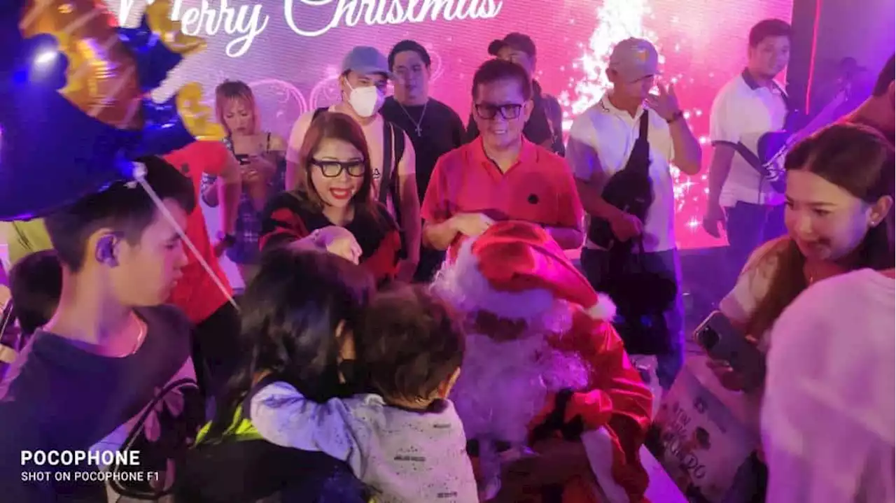 Tiaong mayor gives away Christmas cash gift to hundreds of children