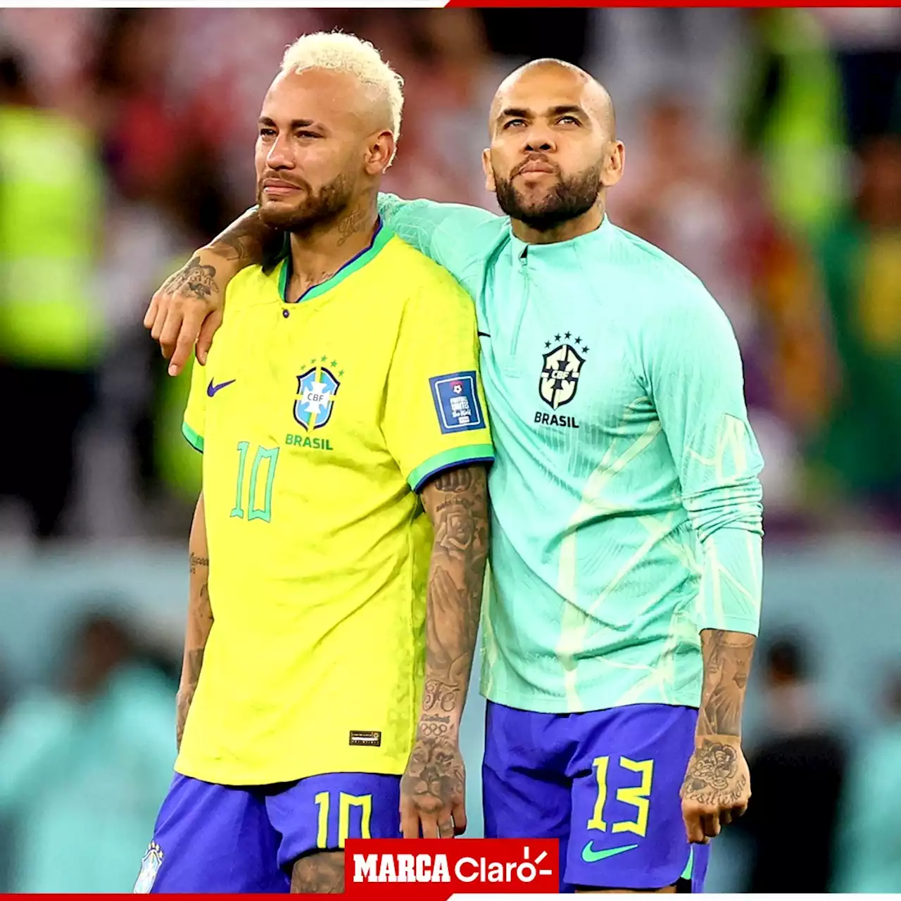 Dani Alves consuela a Neymar tras la eliminación de Brasil