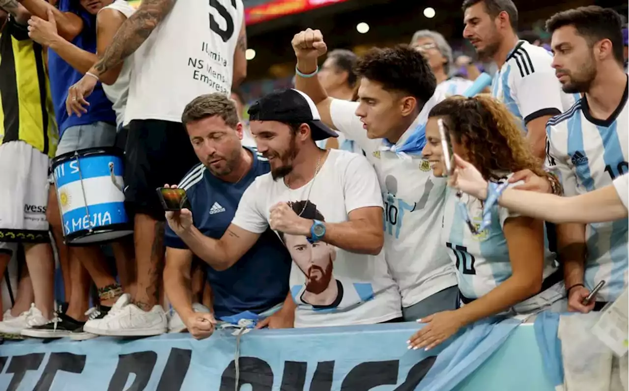 Argentinos celebraron derrota de Brasil en las gradas del Lusail