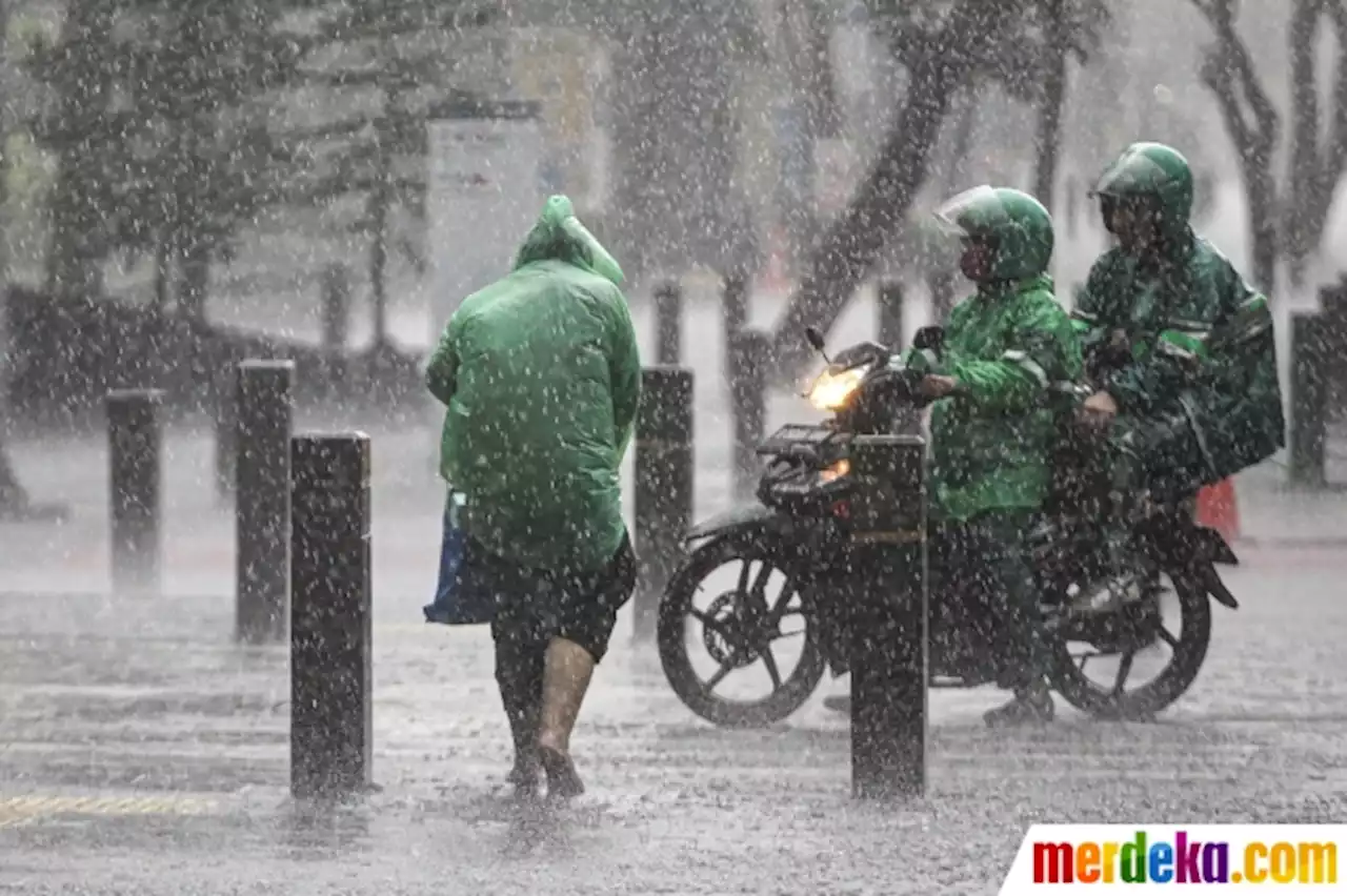 Foto : Potensi Cuaca Ekstrem di Akhir Tahun, Pemprov DKI Kaji Penerapan WFH | merdeka.com