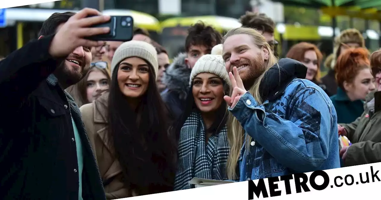 Sam Ryder draws delighted crowd with surprise busking session on street