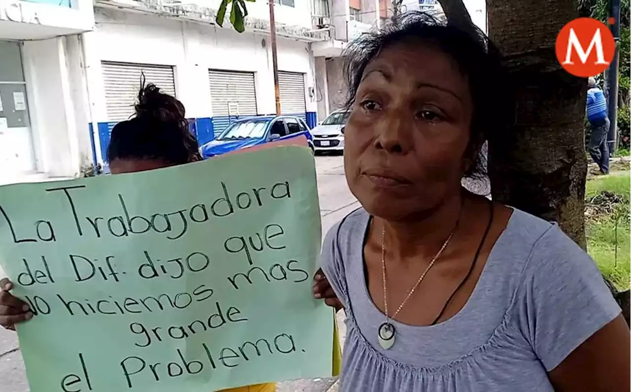 En Veracruz, abuela se encadena frente a fiscalía para que le devuelva