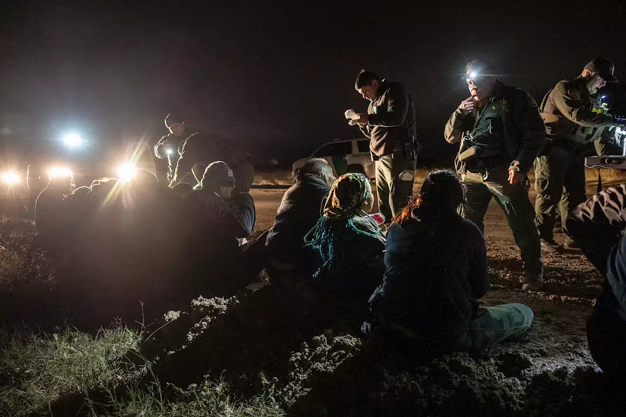 Mob of over 700 migrants caught crossing US border into Texas