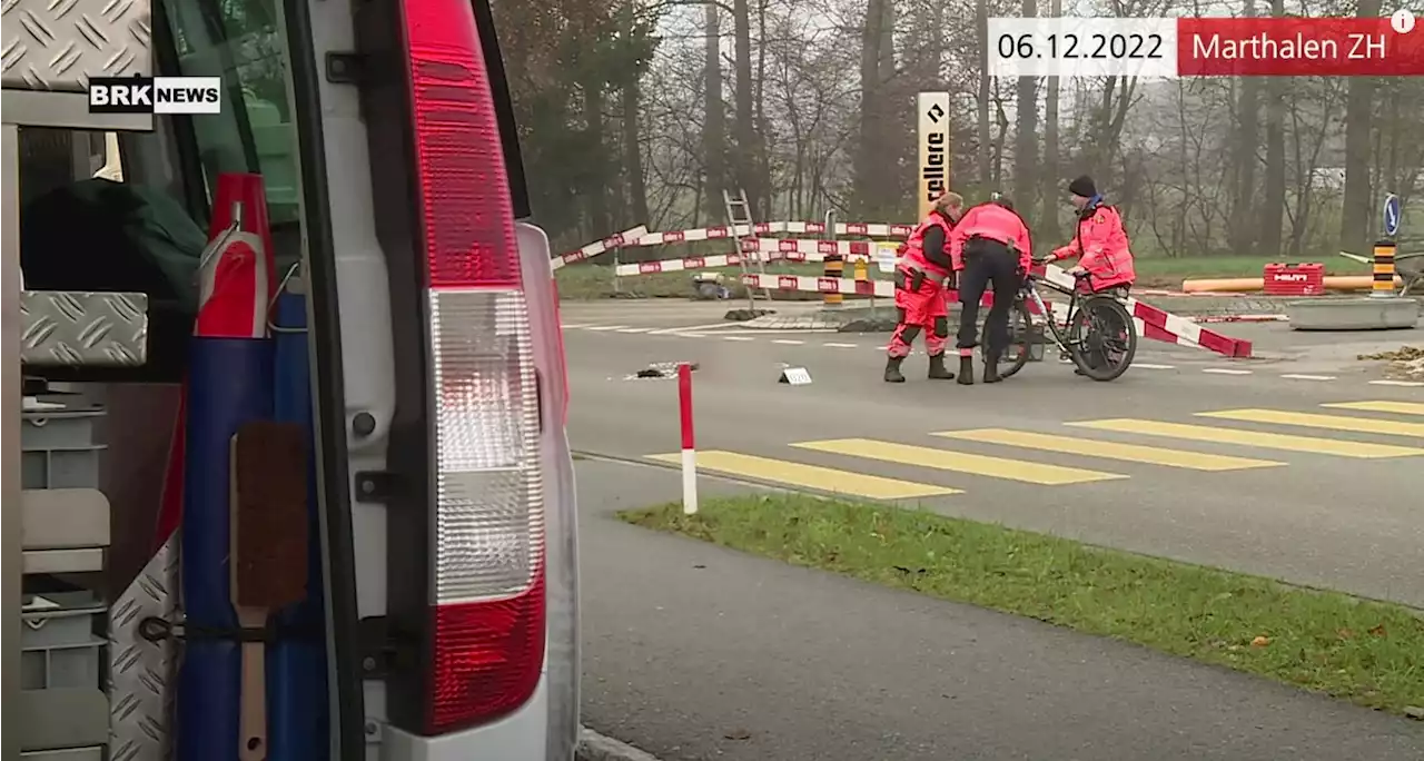 Marthalen ZH: Velofahrerin (13) prallt in Lastwagen und verletzt sich (Video)