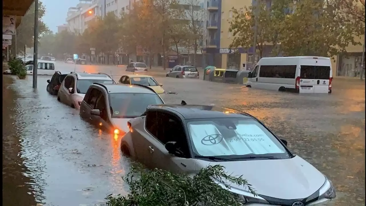 Calles que parecen un 'océano' y muebles flotando: las fuertes lluvias provocan inundaciones en Huelva