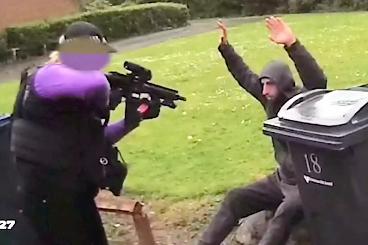 Dramatic moment cops point assault rifle at gang during weapons raid