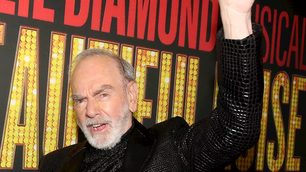 Neil Diamond gives surprise performance at his Broadway show nearly 5 years after retiring