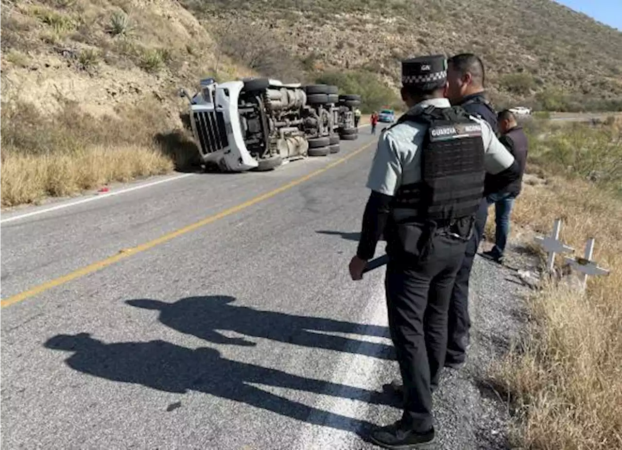 Vuelca tráiler por sobrecarga de material en la carretera Saltillo-Monclova