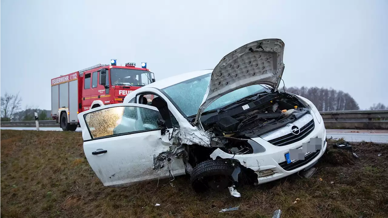 Frontalzusammenstoß! Autos krachen auf B112 zusammen