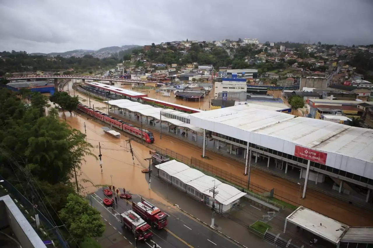 Com 24 mortes confirmadas, buscas por vítimas das chuvas em São Paulo continuam | CNN Brasil