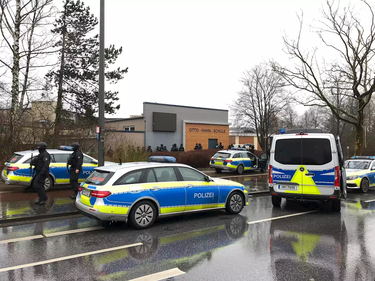 Hamburg - Polizei durchsucht Schule nach bewaffneter Person