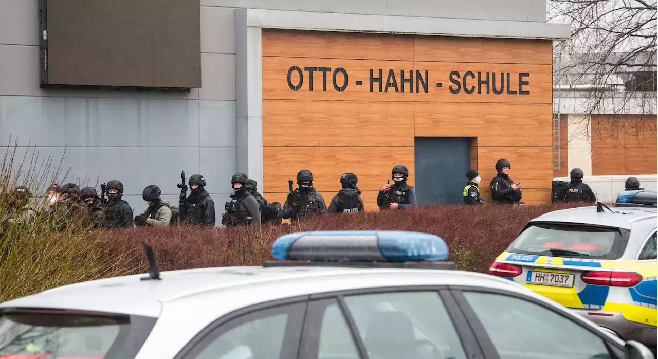 Hamburg - Polizei gibt Entwarnung nach Durchsuchung von Schule