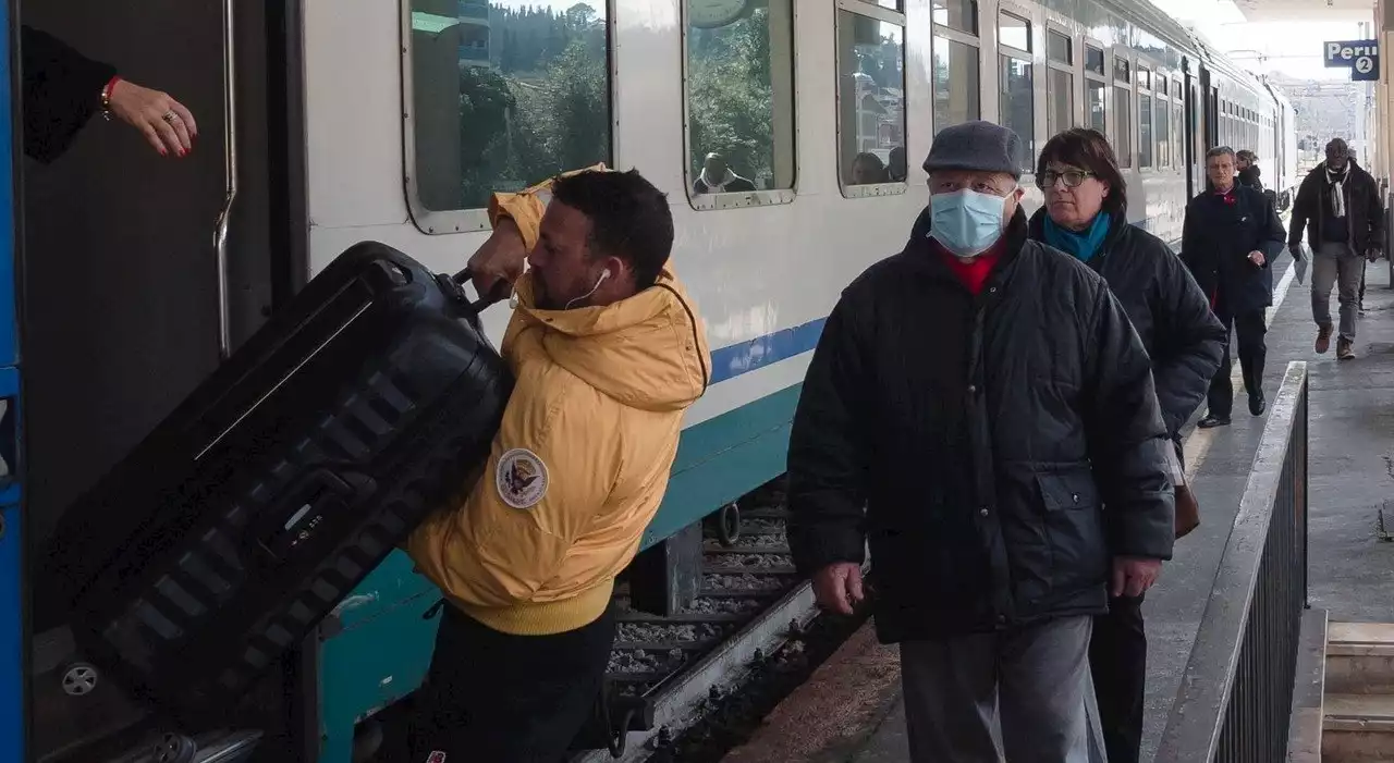 Mascherina su treni e aerei, sì o no? La useremo per viaggiare anche dopo la pandemia?