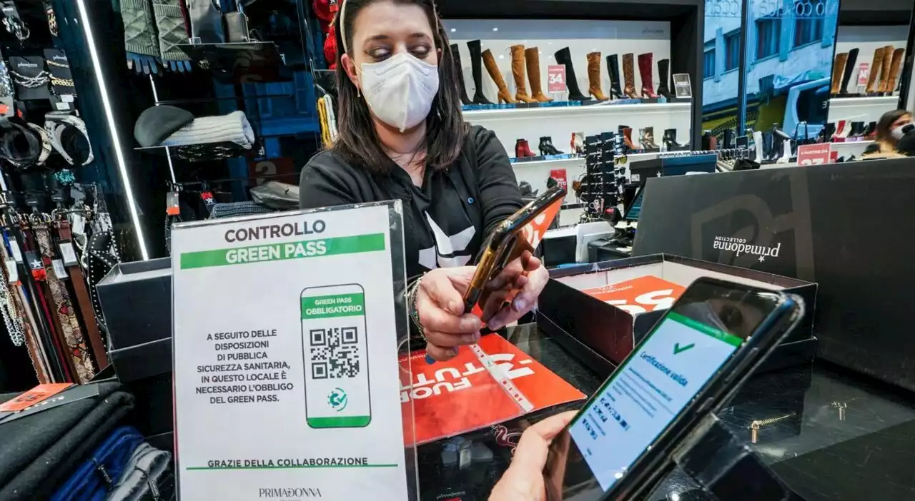 Super Green pass, durata illimitata per chi ha tre dosi: verso l'ok domani in Cdm