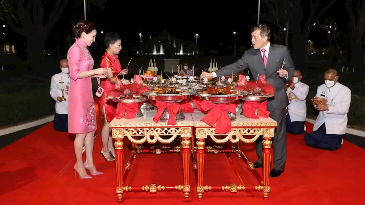 ในหลวง ทรงประกอบพิธีสังเวยพระป้าย ตรุษจีน 2565