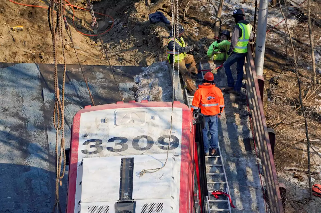 Pittsburgh bridge not bad enough to close after inspection: officials