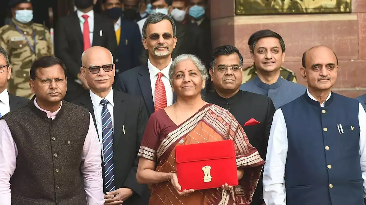 Budget 2022: संसद भवन पहुंची वित्त मंत्री निर्मला सीतारमण, पेश करेंगी आम बजट