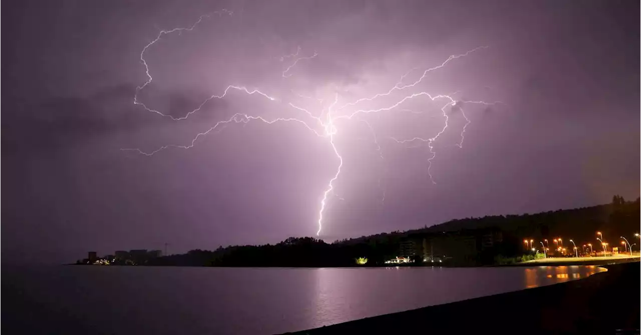 U.S. lightning bolt leaps into record books at 768 km long