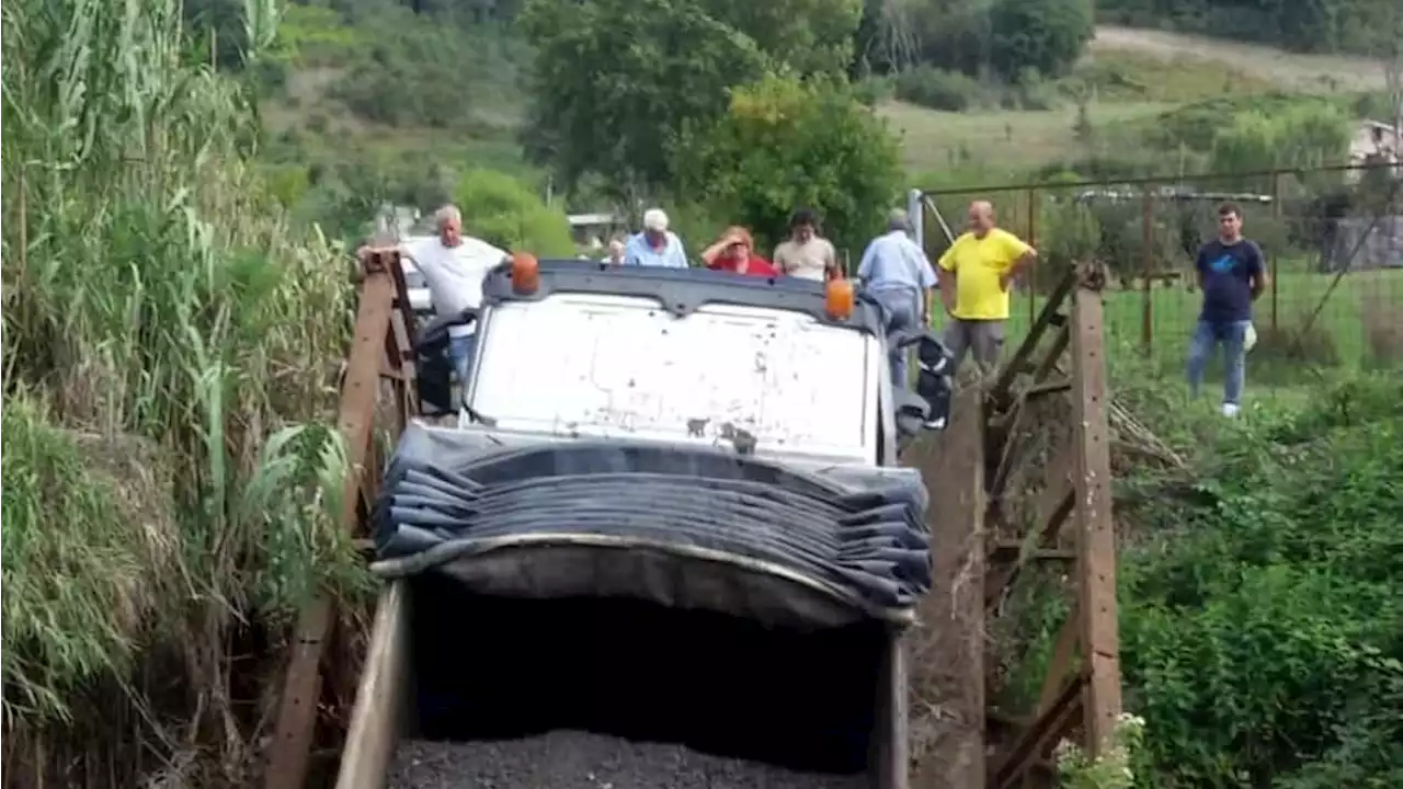 Ponte crollato oltre due anni fa e mai ricostruito: a via Boccioleto “cittadini ostaggio dell’incuria”