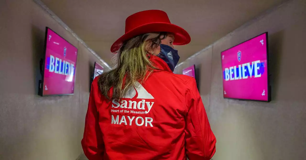 Red cowboy hats, horses and causes: How Sandy’s first female mayor landed the city’s top job