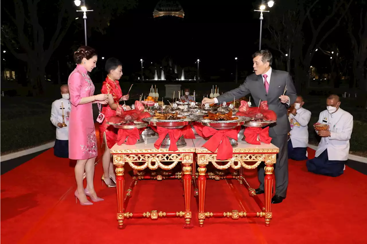 'ในหลวง-พระราชินี' ทรงประกอบพิธีสังเวยพระป้าย เนื่องในเทศกาลตรุษจีน 2565