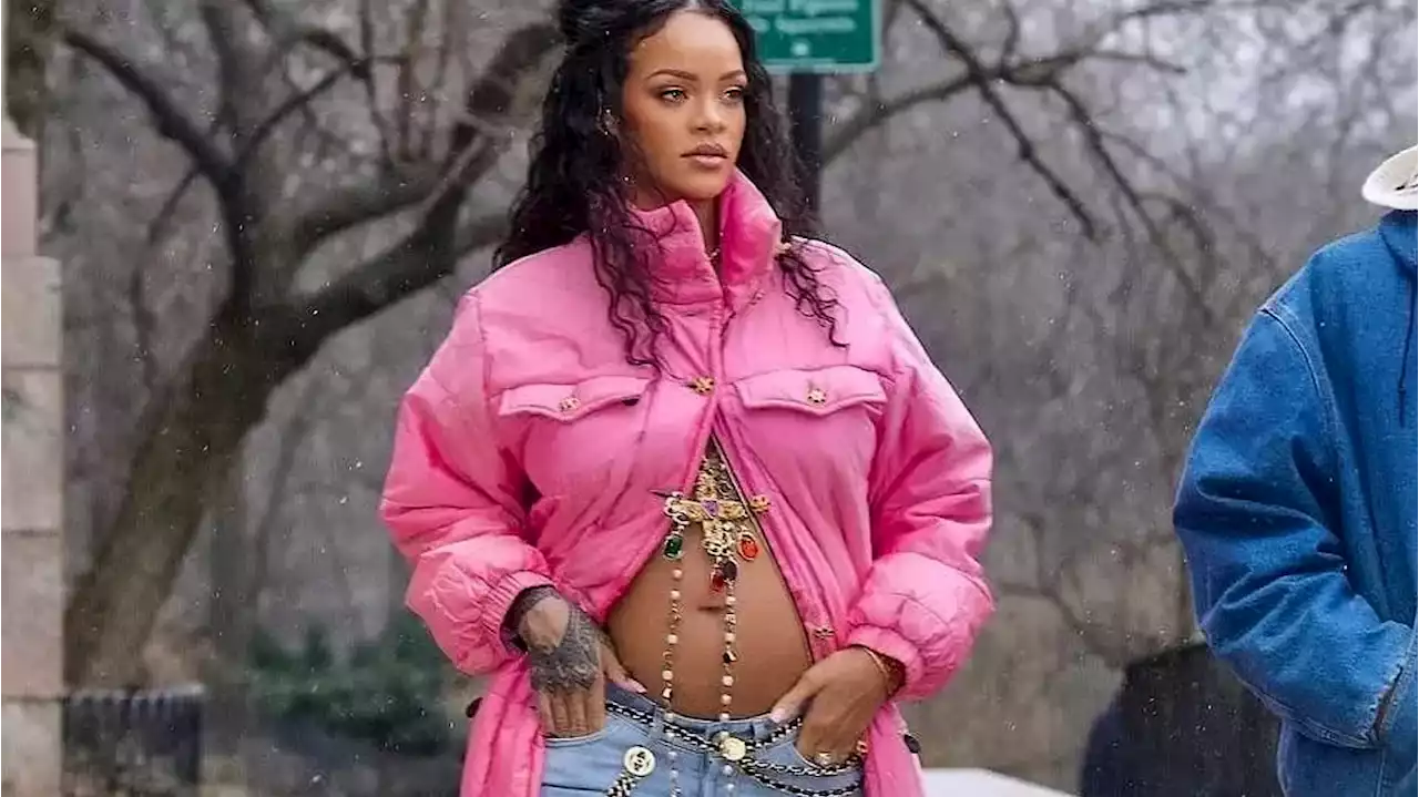 Rihanna, il primo look premaman: l'annuncio dato con un piumino fucsia