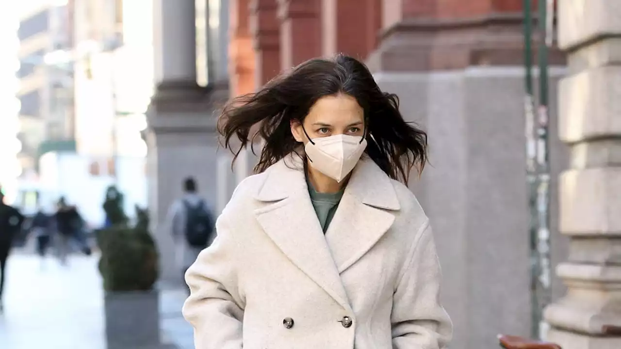 Katie Holmes trägt das perfekte Mode-Basic für den Winter – von diesem High-Street-Label