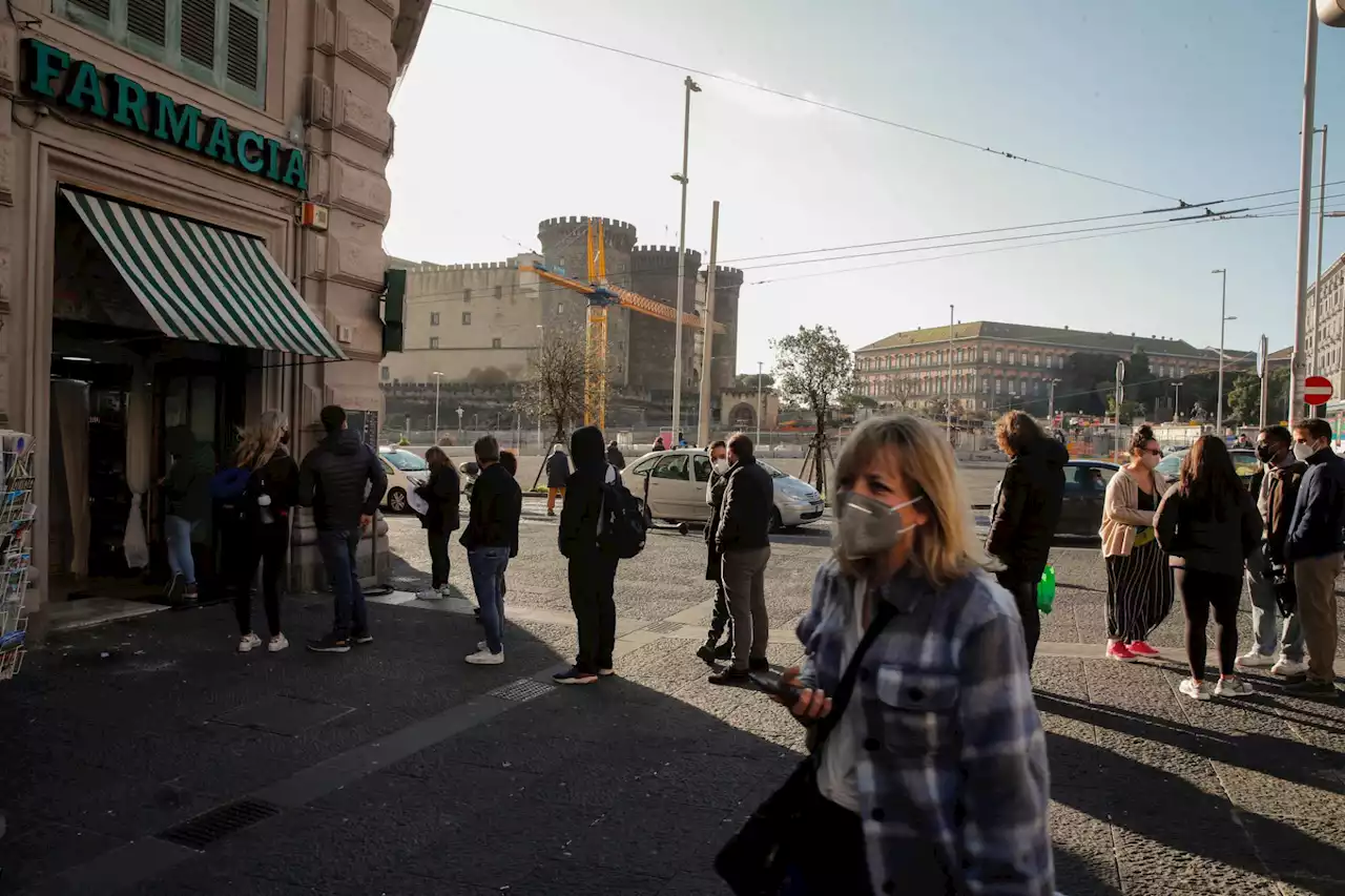 Covid, Europa allenta misure. Italia, domani via mascherine all'aperto