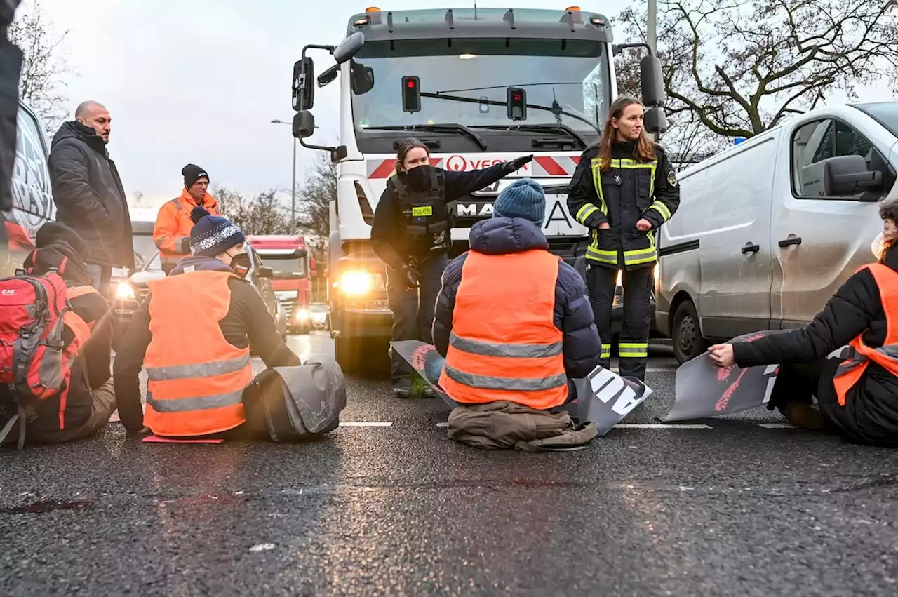 Sitzblockade in Berlin: Polizei muss Hochschwangere in Klinik fahren