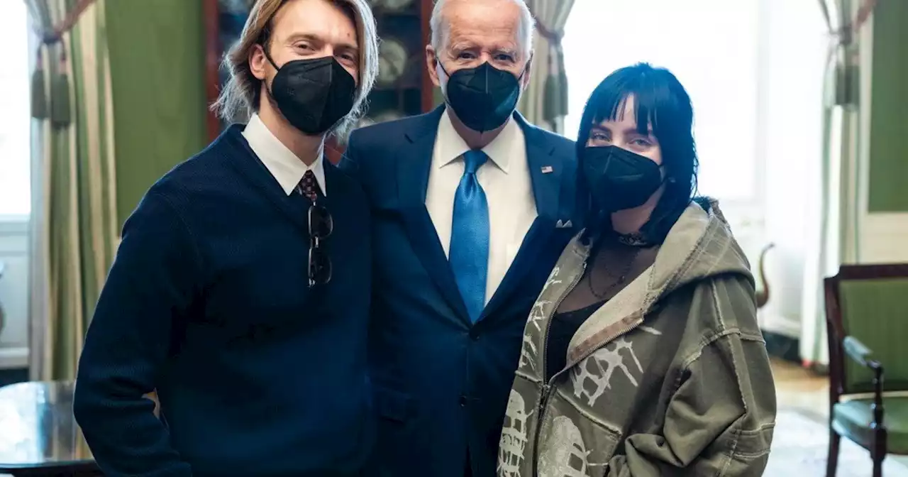 Joe Biden le presentó su perro a Billie Eilish