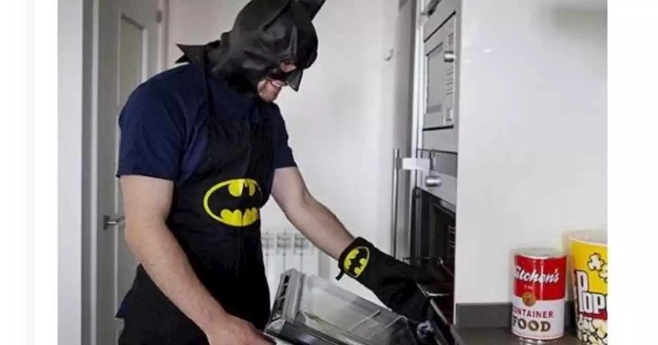 La citó por Tinder, la recibió en su casa disfrazado de Batman y le cocinó: 'Se dejó la máscara, nunca supe su morbo'