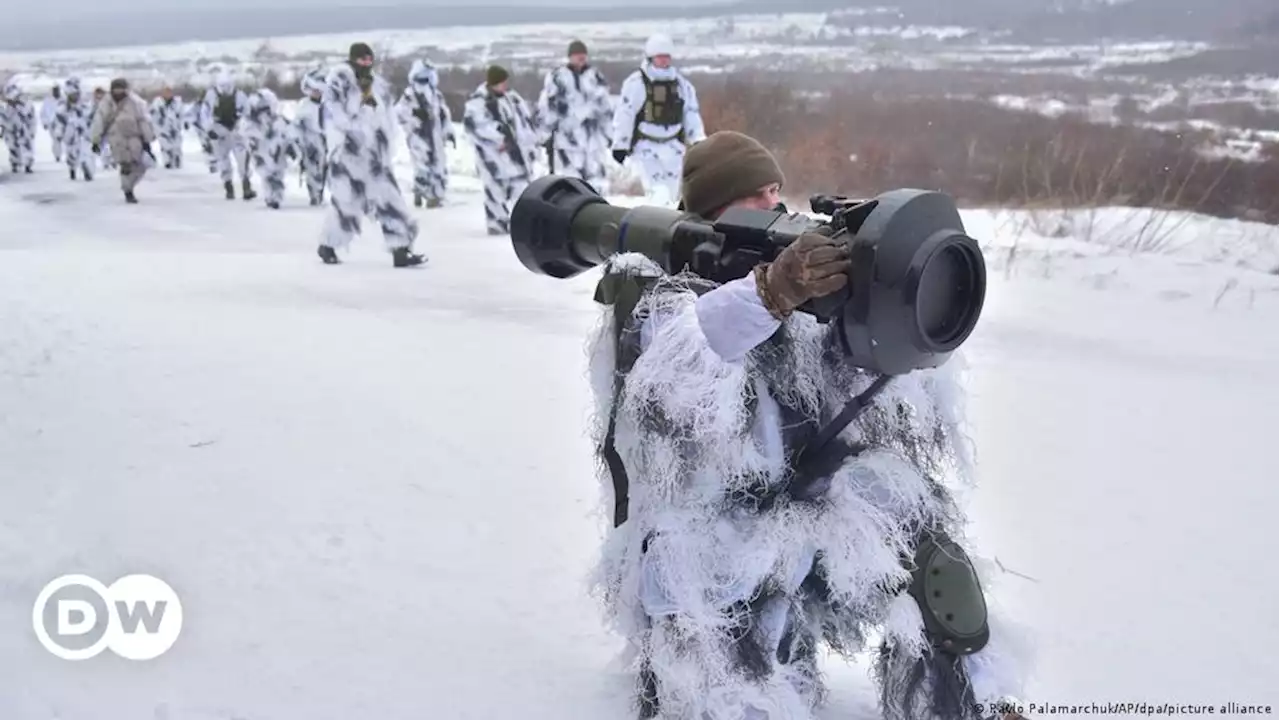 Украина начинает военные учения в ответ на маневры России и Беларуси | DW | 10.02.2022