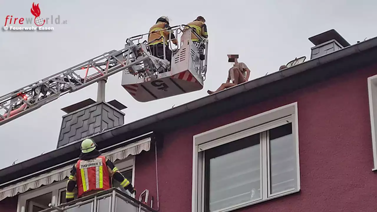 D: Feuerwehr in Essen holt Leichtbekleideten vom Dach