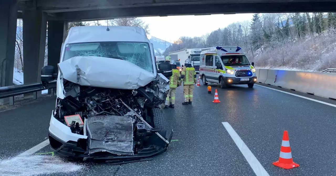 Transporter stoppte auf der Überholspur - Crash!