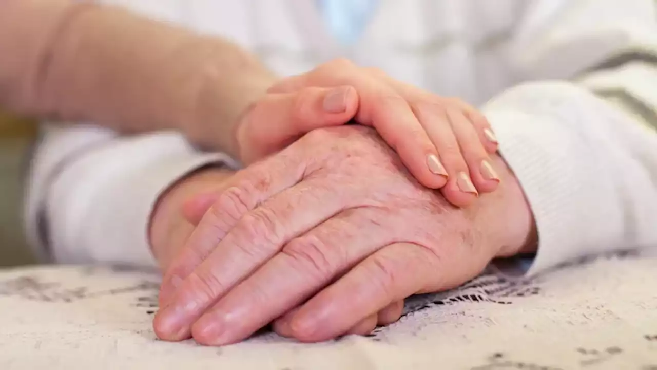 La emotiva carta de un hombre a la peluquera que atendió por última vez a su mujer con Alzheimer