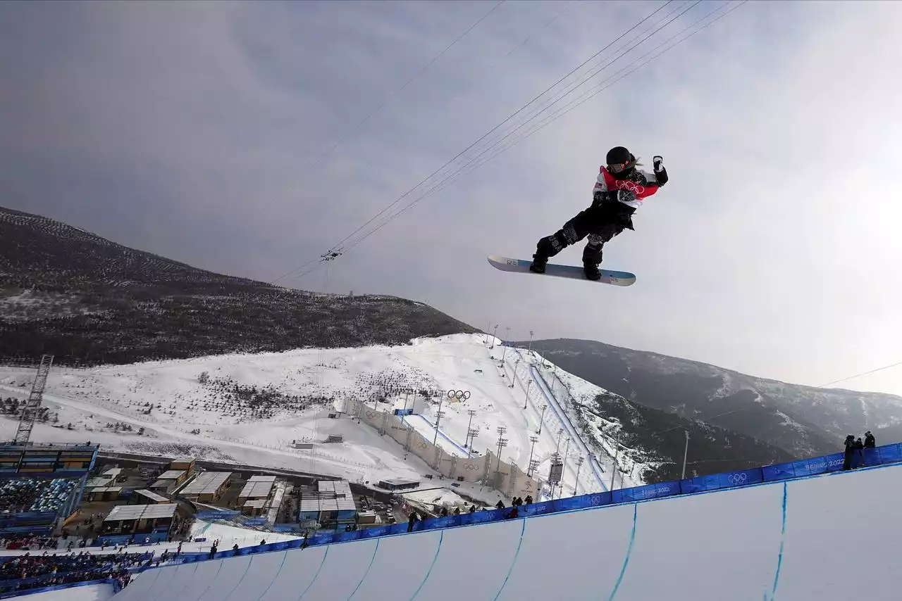 Winter Olympics in Beijing: American Chloe Kim gets snowboarding halfpipe gold again