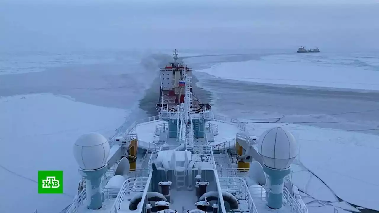 Самый мощный в мире ледокол «Арктика» повел суда с Чукотки в Архангельск