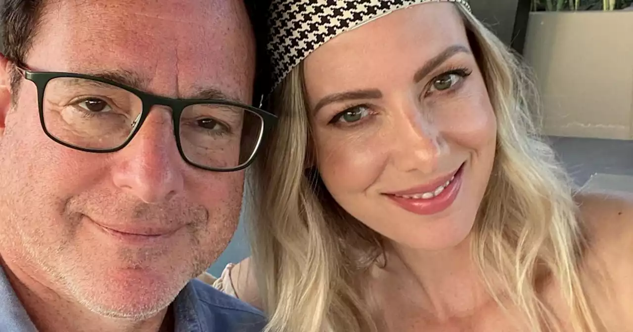 Kelly Rizzo marks 1 month since husband Bob Saget’s death