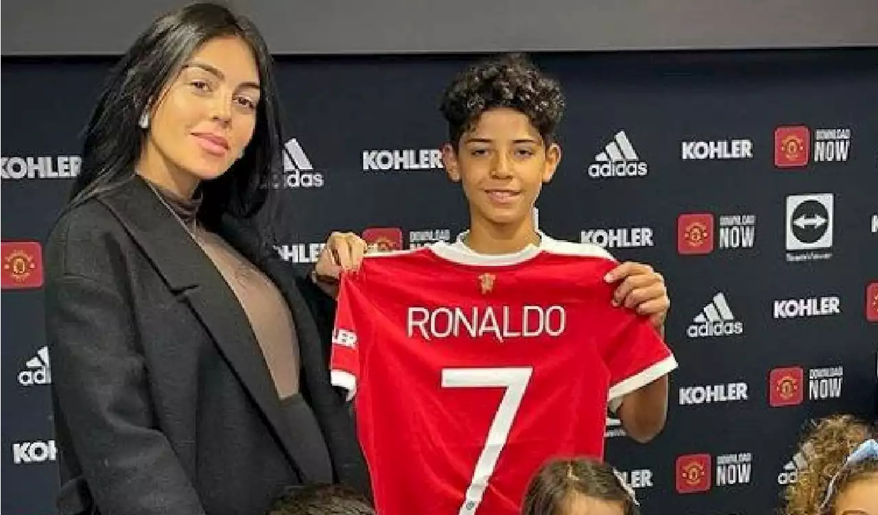 Cristiano Ronaldo Jr sigue los pasos de su padre y ficha por Manchester United