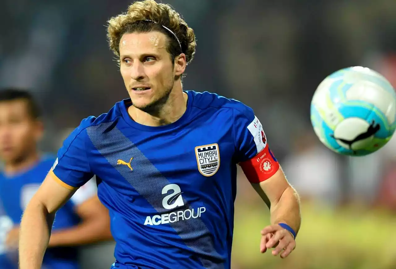 Diego Forlán anunció su regreso a las canchas