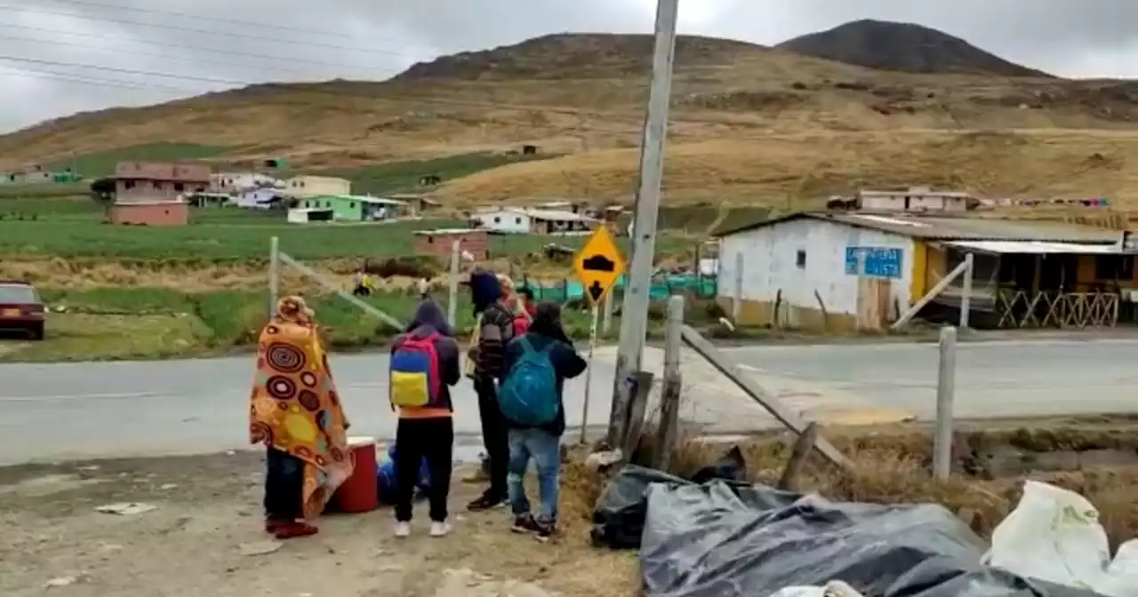 Decenas de migrantes duermen a 10 grados bajo cero en carreteras colombianas