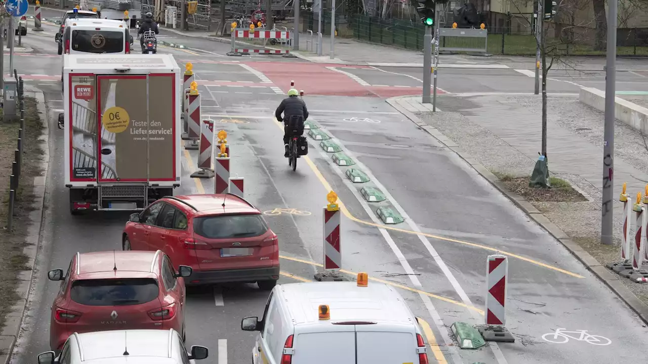 An dieser Berliner Straße sehen auch nüchterne Radfahrer doppelt