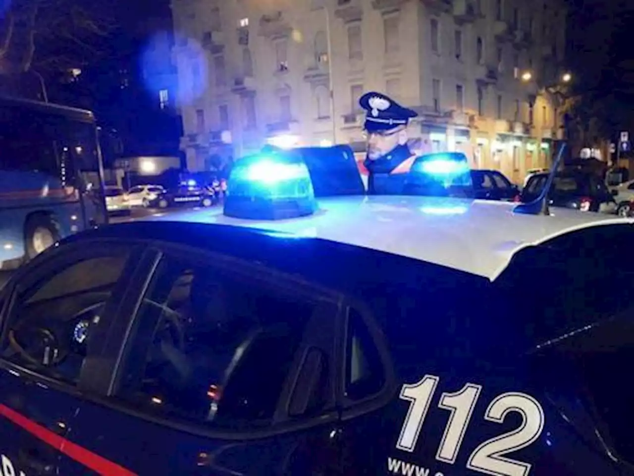 Firenze, ancora una rapina violenta in centro: donna presa a pugni per un cellulare