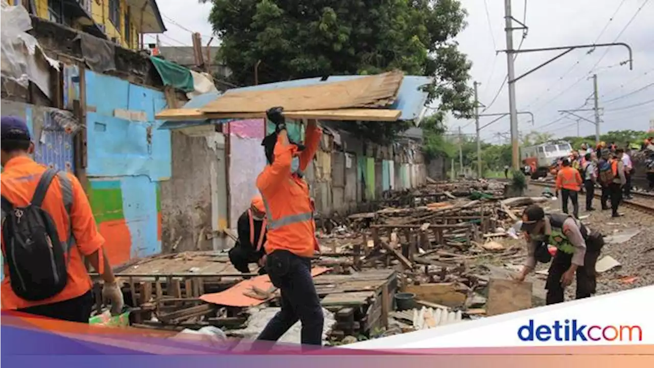 KAI Tertibkan 137 Bangunan Liar Sepanjang Stasiun Angke-Kampung Bandan